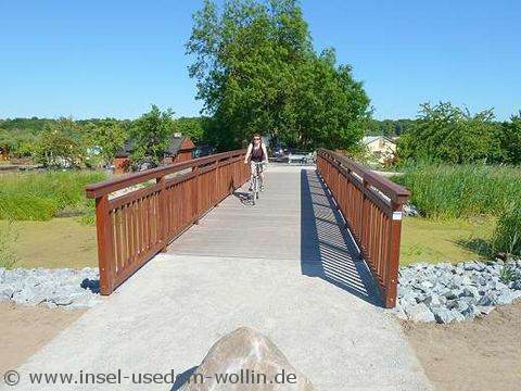 Die neue BrÃ¼cke fÃ¼r Fahrradfahrer Ã¼ber Torfgraben